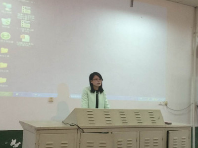 院学工办蒋孟昕老师上台发言.jpg